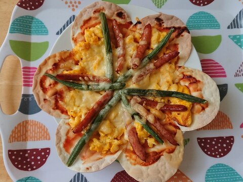 餃子の皮で、花形ピザ☆